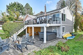 Coastal PNW Home on Swimmable Beach w/ Hot Tub!