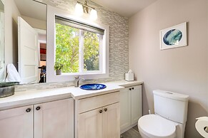 Coastal PNW Home on Swimmable Beach w/ Hot Tub!