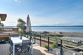 Coastal PNW Home on Swimmable Beach w/ Hot Tub!