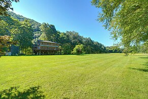 Riverfront West Virginia Cabin w/ Screened-in Deck
