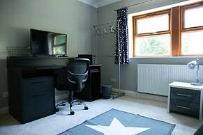 Remarkable 4-bed House Near Leeds Airport