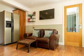 Remarkable 4-bed House Near Leeds Airport