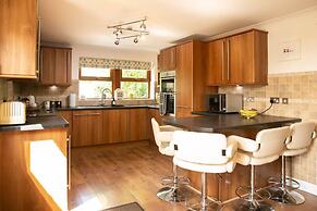 Remarkable 4-bed House Near Leeds Airport