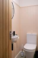 Remarkable 4-bed House Near Leeds Airport