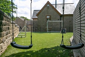 Remarkable 4-bed House Near Leeds Airport