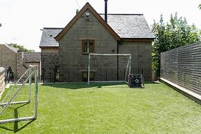 Remarkable 4-bed House Near Leeds Airport