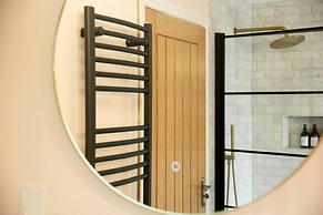 Remarkable 4-bed House Near Leeds Airport