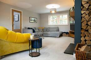 Remarkable 4-bed House Near Leeds Airport