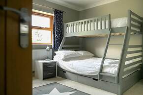 Remarkable 4-bed House Near Leeds Airport