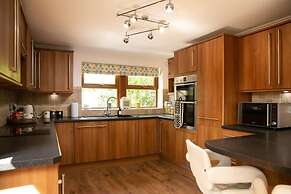 Remarkable 4-bed House Near Leeds Airport