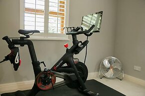 Remarkable 4-bed House Near Leeds Airport