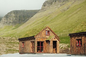 Múlafossur Cottages near Waterfall