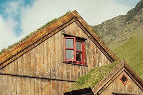 Múlafossur Cottages near Waterfall