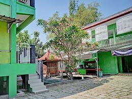 OYO Life 92919 Kost Wijaya Kusuma Lake Syariah