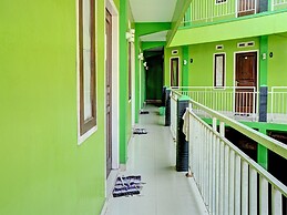 OYO Life 92919 Kost Wijaya Kusuma Lake Syariah