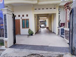 OYO Life 92637 Kost Arya Exclusive