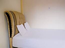 OYO Life 92637 Kost Arya Exclusive