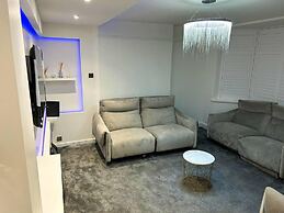 Serenity Haven 4-bed With Hottub,games,gym & More