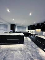 Serenity Haven 4-bed With Hottub,games,gym & More