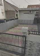 OYO Life 92780 Kost Bara