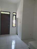 OYO Life 92780 Kost Bara