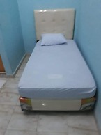 OYO Life 92780 Kost Bara