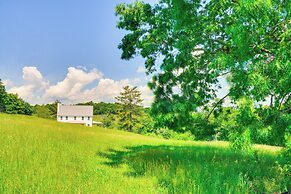 Timeless Hillsville Farmhouse: Blue Ridge Parkway!