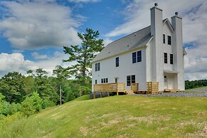 Timeless Hillsville Farmhouse: Blue Ridge Parkway!