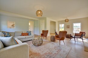 Timeless Hillsville Farmhouse: Blue Ridge Parkway!