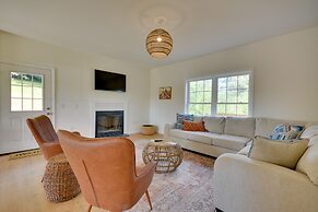 Timeless Hillsville Farmhouse: Blue Ridge Parkway!