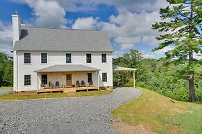 Timeless Hillsville Farmhouse: Blue Ridge Parkway!