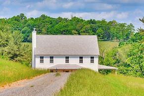 Timeless Hillsville Farmhouse: Blue Ridge Parkway!