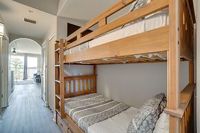 1 Mi to Disney World: Lakefront Condo in Orlando!