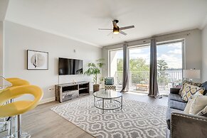 1 Mi to Disney World: Lakefront Condo in Orlando!