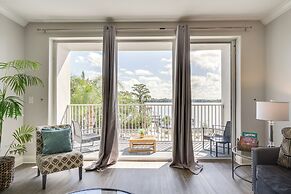 1 Mi to Disney World: Lakefront Condo in Orlando!