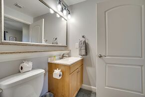 1 Mi to Disney World: Lakefront Condo in Orlando!