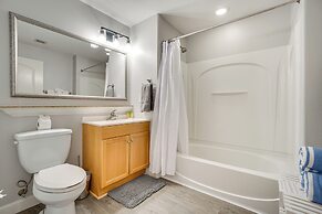 1 Mi to Disney World: Lakefront Condo in Orlando!