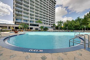 1 Mi to Disney World: Lakefront Condo in Orlando!