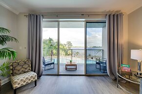 1 Mi to Disney World: Lakefront Condo in Orlando!