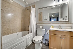 1 Mi to Disney World: Lakefront Condo in Orlando!