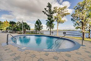 1 Mi to Disney World: Lakefront Condo in Orlando!