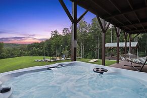 Murphy Cabin w/ Hot Tub, Fire Pit & Mountain Views