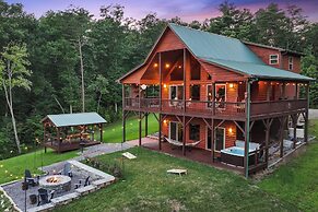 Murphy Cabin w/ Hot Tub, Fire Pit & Mountain Views