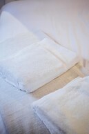 Stay Komodo Byron Suites