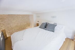 Stay Komodo Byron Suites