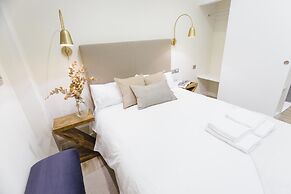 Stay Komodo Byron Suites