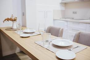 Stay Komodo Byron Suites