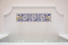 Stay Komodo Byron Suites