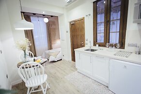 Stay Komodo Byron Suites