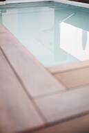 Stay Komodo Byron Suites